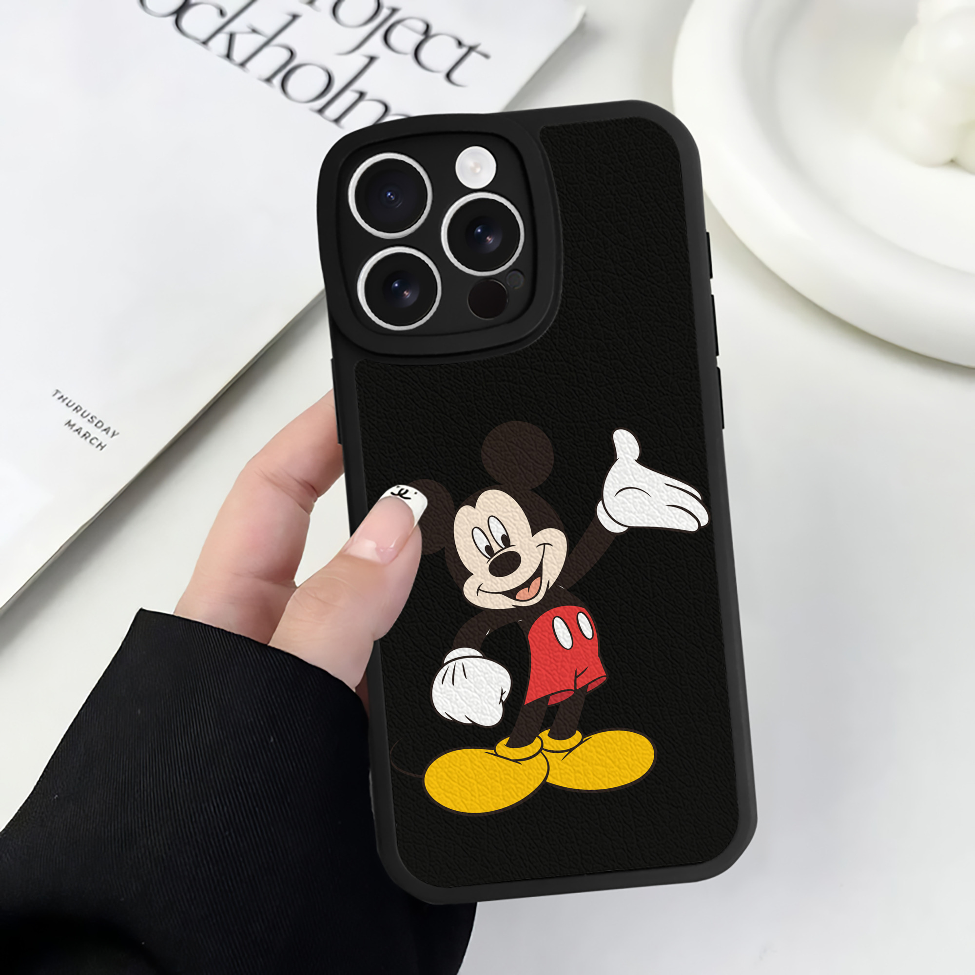 （画像用） ミッキーマウス Mickey Mouse 【iPhone 16シリーズ対応】シリコンスマホケース（レザー調） 材質：シリコン